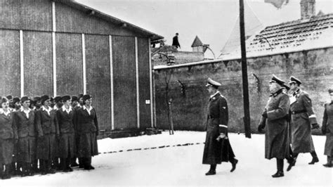 La Historia Desconocida De Las Salvajes Guardias Mujeres De Los Campos