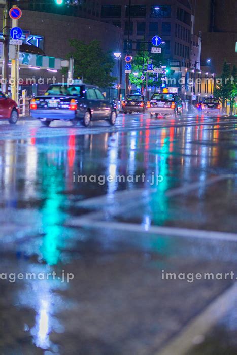 夜の雨の街角の写真素材 144595336 イメージマート