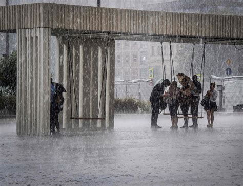 Personas refugiándose de las fuertes lluvias durante una tormenta en