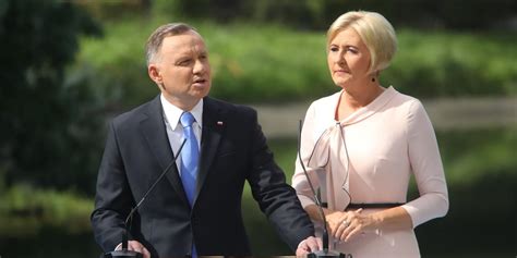 Agata Duda w zwiewnej sukience na Narodowym Czytaniu Szła z mężem za