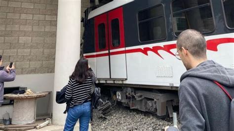 İzmir Metro raydan çıktı Sanayi İstasyonu durağında duvara çarptı