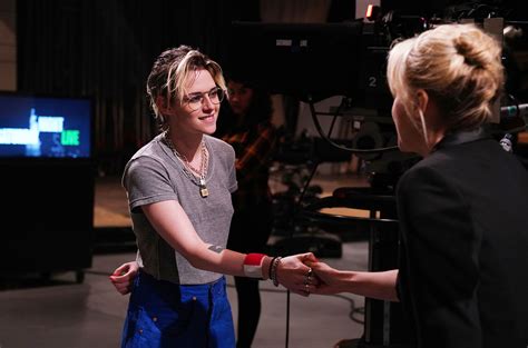 Kristen Stewart Gets Into a Heated Thumb War With Her â€˜SNLâ€™ Alter ...