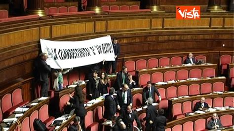 Lega Protesta In Aula Senato Espone Manifesto Pro Reato