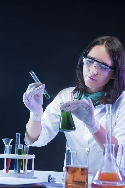 Conceptos De La Medicina Ayudante De Laboratorio Femenino En Guantes