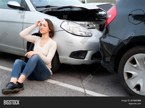 Imagen Y Foto Injured Girl After Prueba Gratis Bigstock