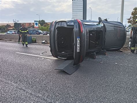 Baranzate Terribile Incidente Suv Tampona Auto Della Polizia Locale