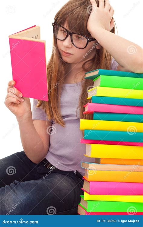 Leitura Inteligente Da Menina Da Escola Foto de Stock Imagem de fêmea