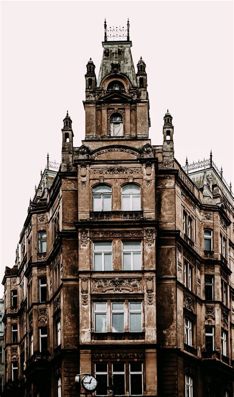 Old building with ornamental facade in city · Free Stock Photo