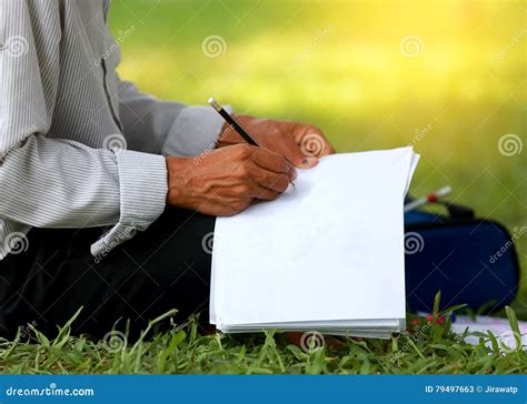 El Hombre Escribe En Un Cuaderno Imagen De Archivo Imagen De Banco Hierba 79497663