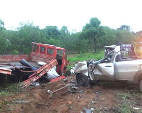 Mulher de 31 anos morre em grave acidente entre pick up e caminhão na MG410