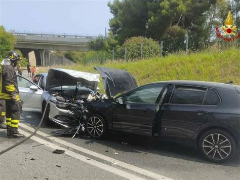 Incidente In A Frontale Tra Due Auto Sullo Svincolo Di Savona Un