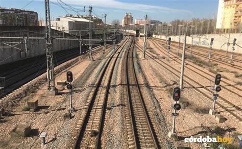 Sigue en la UCI del Reina Sofía el herido grave al ser arrollado junto