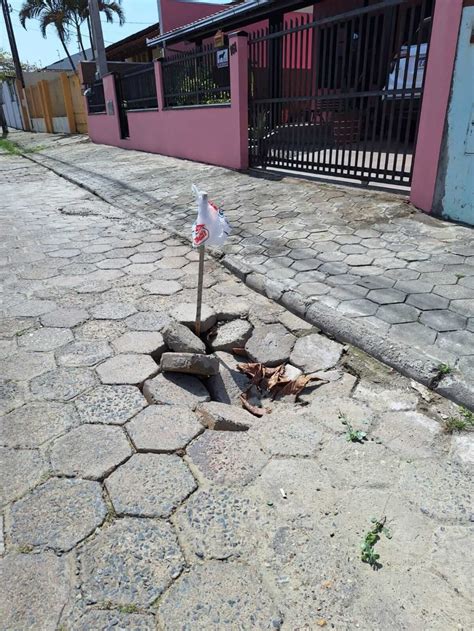 Morador abre três protocolos pedindo manutenção em via e não tem