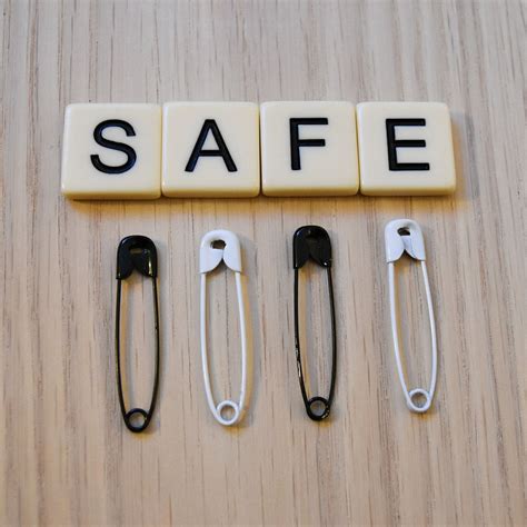 Protest Safety Pins Atelier Yuwa Ciao Jp