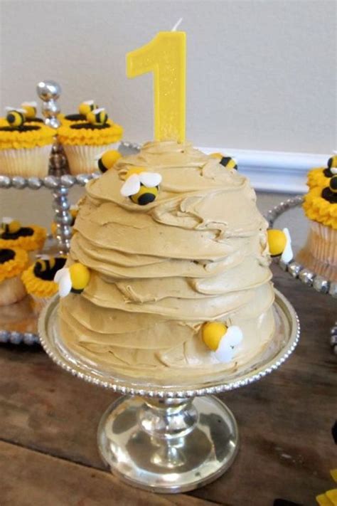 90 Idées Pour Un Gâteau D Anniversaire Garçon Qui Fait Rêver Bee Cakes Bee Birthday Winnie