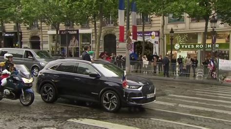 Sur Les Champs Elys Es Emmanuel Macron Fait Un Arr T En Hommage Au