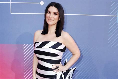 Fotos Por Primera Vez Laura Pausini Se Deja Ver Muy Sexy En Traje De