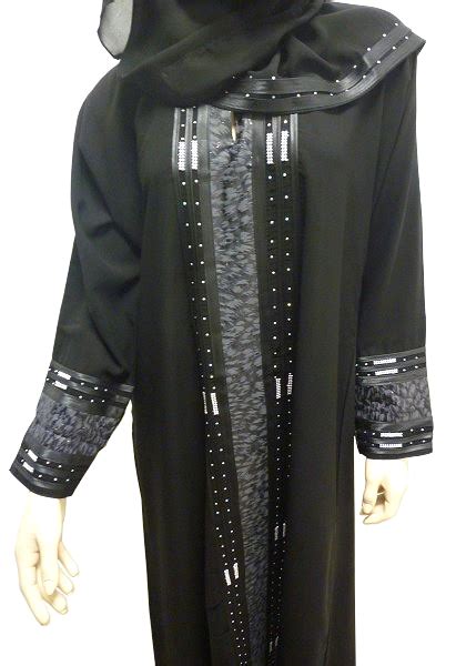 Abaya Noire Fadila Avec Broderies Prêt à Porter Et Accessoires