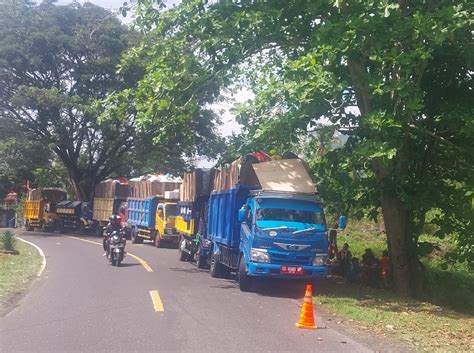 Masyarakat Dan Mahasiswa Di Ternate Boikot Armada Pengangkut Sampah