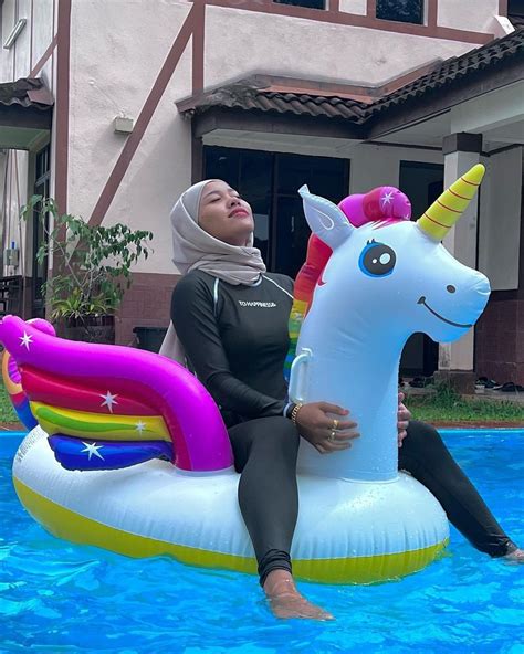 Pin By Bo Bo On Tudung Basah In 2022 Sexy Wetsuit Wetsuit Girl Hijab Niqab