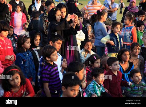 Nachmittagsvergnügen am Freitag im Doha Corniche Park, Doha, Qatar, Katar Stock Photo - Alamy