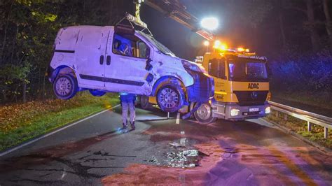 Autofahrer Bei Kastenwagen Unfall Schwer Verletzt Polizei Wertet