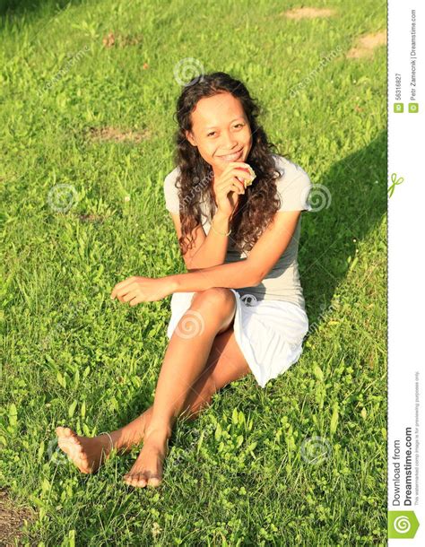 Fille Aux Pieds Nus Sur Le Pré Photo Stock Image 56316827