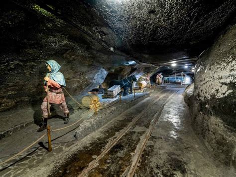 Kopalnia Soli w Wieliczce niesamowite miejsce pod ziemią