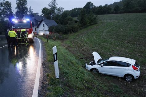 Auto Fliegt Aus Kurve Junge Mutter Und Zwei Kleine Kinder Verletzt