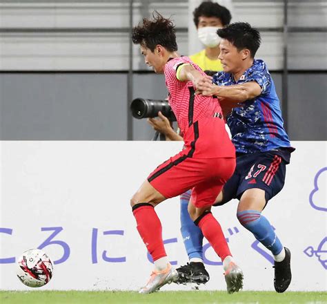 27日の韓国戦でタックルを受け右足を負傷する宮市（右） ― スポニチ Sponichi Annex サッカー