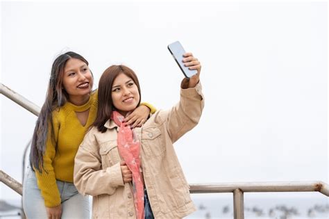 Dos Amigos Haci Ndose Un Selfie Con Un M Vil En La Calle Foto Premium