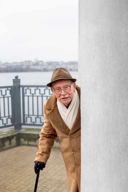 Anciano De Tiro Medio Dando Un Paseo Foto Gratis