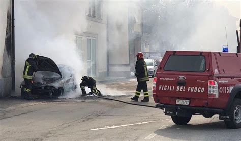 Auto in fiamme in corso Trento La Fedeltà