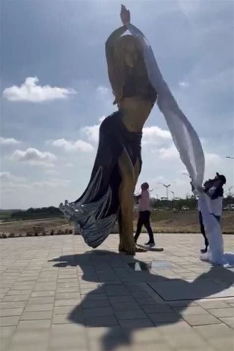 Es Gigante Y Qued Muy Bien Hecha Aplauden Escultura De Shakira En