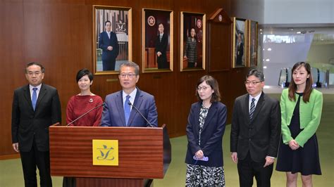 財政司司長與財經事務及庫務局局長、運輸及物流局局長、發展局局長、房屋局局長和署理創新科技及工業局局長出席立法會前廳交流會後會見傳媒談話（附圖／短片）