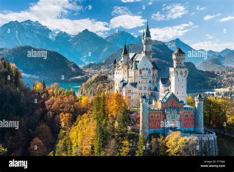 Le château de Neuschwanstein en automne Alpsee derrière Schwangau