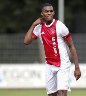 Chelsea monitoring Ajax youngster Ryan Gravenberch | Eyefootball