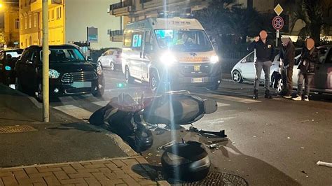 Livorno Scontro Auto Scooter In Via Calzabigi Ferito Enne