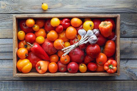 Verduras Frescas En Caja De Madera En La Tabla Foto De Archivo Imagen