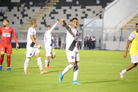 Garçom Da Ponte Em Vitória Heróica Jean Carlos Valoriza Reação