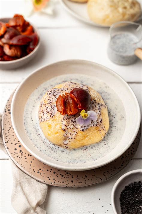 Germknödel mit Pflaumenfüllung und Vanille Mohn Soße Ina Isst