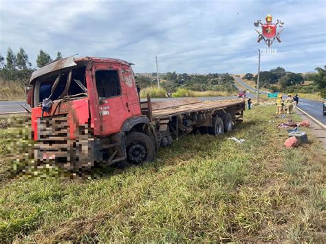 Caminhão carregado de cerveja tomba na BR 020 próximo à ponte do