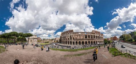 Exterior View Of The Ancient Roman Colloseum In Rome Foto Editorial