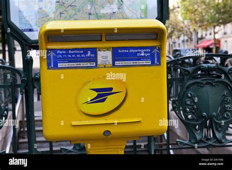 Bo Te Aux Lettres Jaune Paris France Photo Stock Alamy