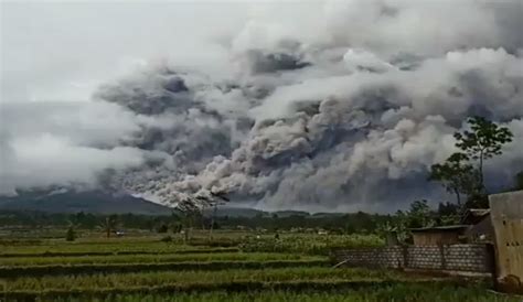 Semeru on Java generates pyroclastic flow | volcanoes and eruptions