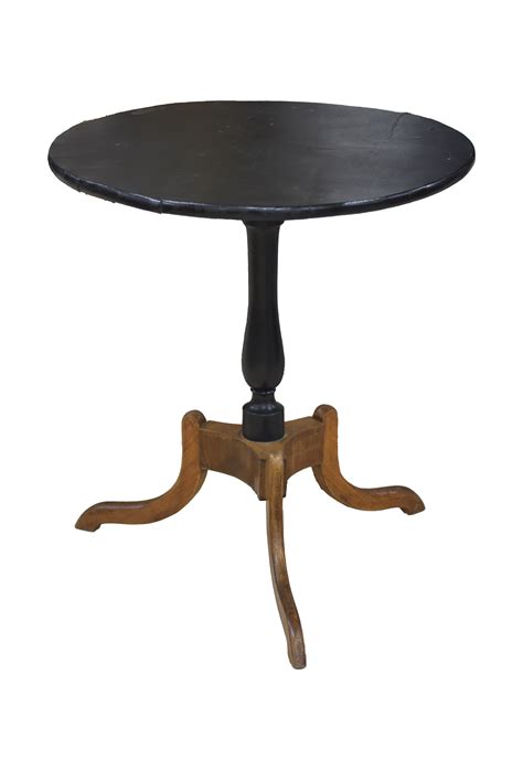 Black Round Table — Marta Gualda