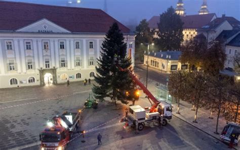 Auf dem Neuen Platz steht schon der Christbaum KLiCK Kärnten