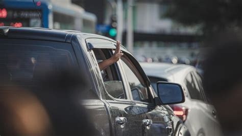 Mano cortada de un hombre haciendo gestos a través de la ventana del