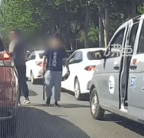 环卫督查人员抡铁棍威胁前车？公司回应：系员工个人行为，其已被停职，正在接受警方调查 天下名家网