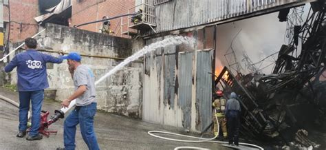 Incendio Envigado Las Llamas Consumen Fábrica De Icopor